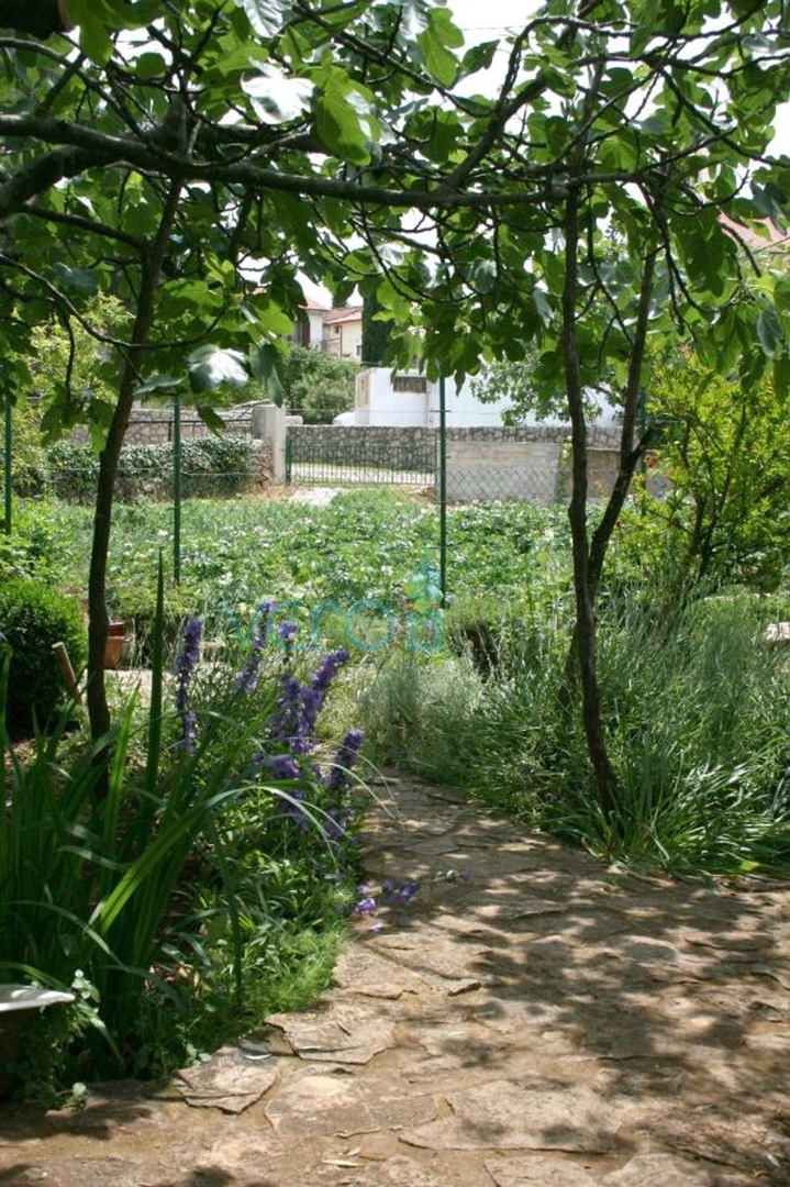 Island Krk, Malinska, Detached apartment house with 7 units, 450m to the sea, for sale