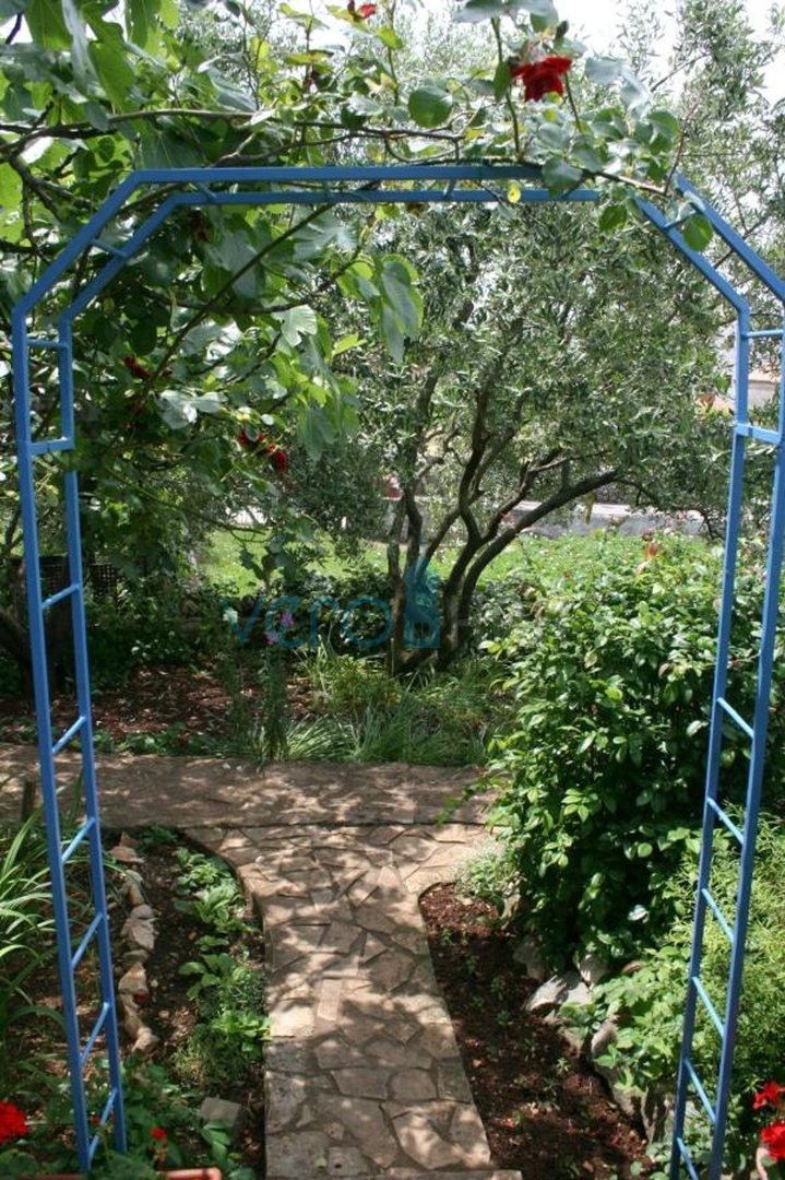 Island Krk, Malinska, Detached apartment house with 7 units, 450m to the sea, for sale