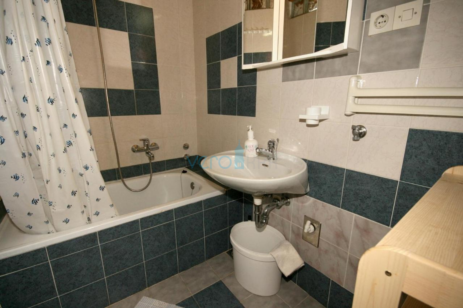 Island Krk, Malinska, Detached apartment house with 7 units, 450m to the sea, for sale
