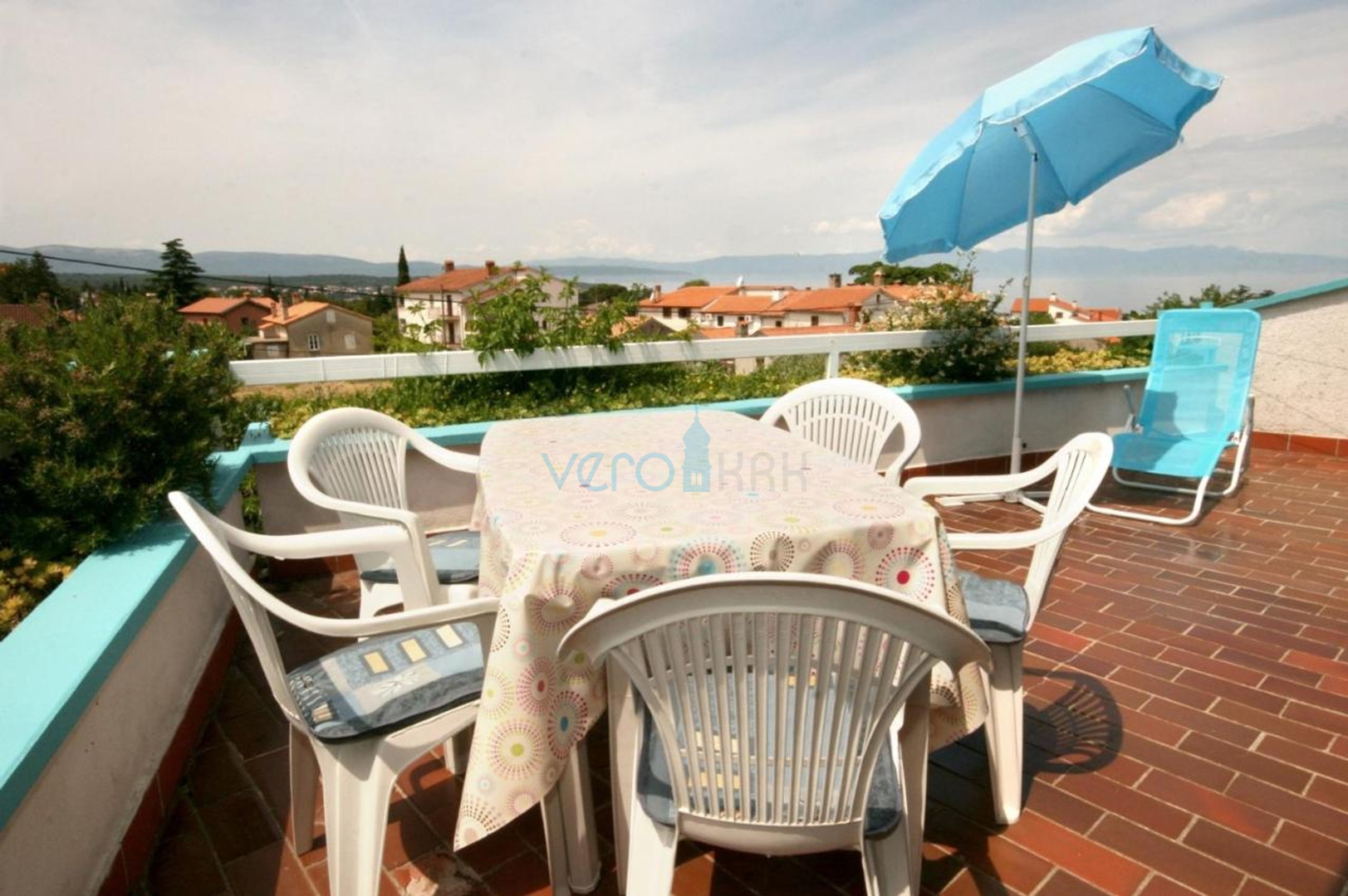 Island Krk, Malinska, Detached apartment house with 7 units, 450m to the sea, for sale