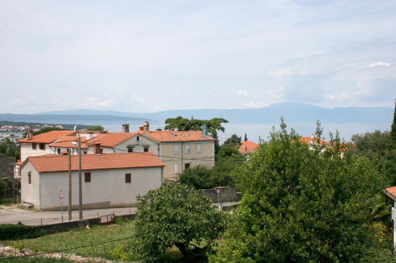 Island Krk, Malinska, Detached apartment house with 7 units, 450m to the sea, for sale