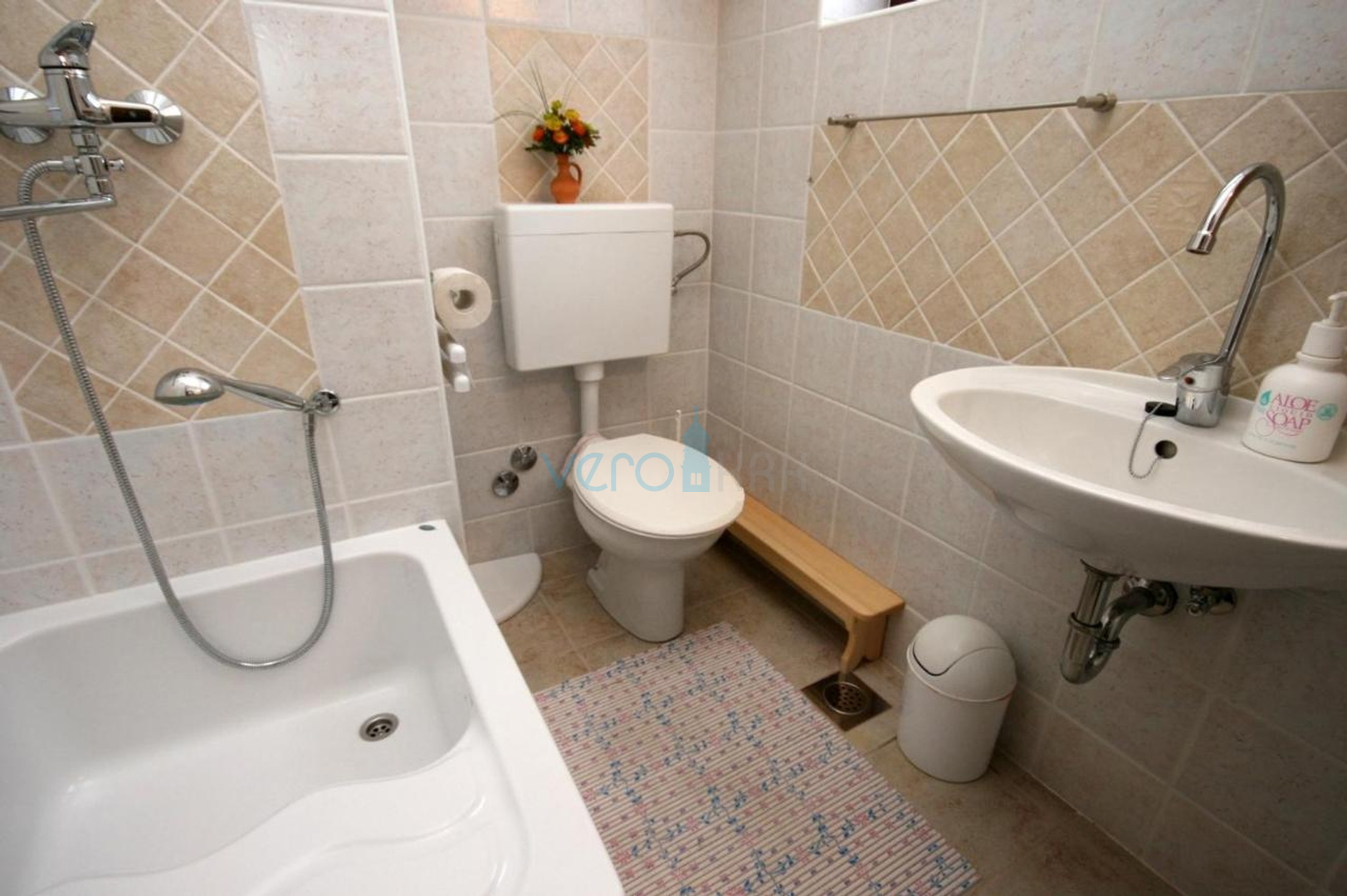 Island Krk, Malinska, Detached apartment house with 7 units, 450m to the sea, for sale