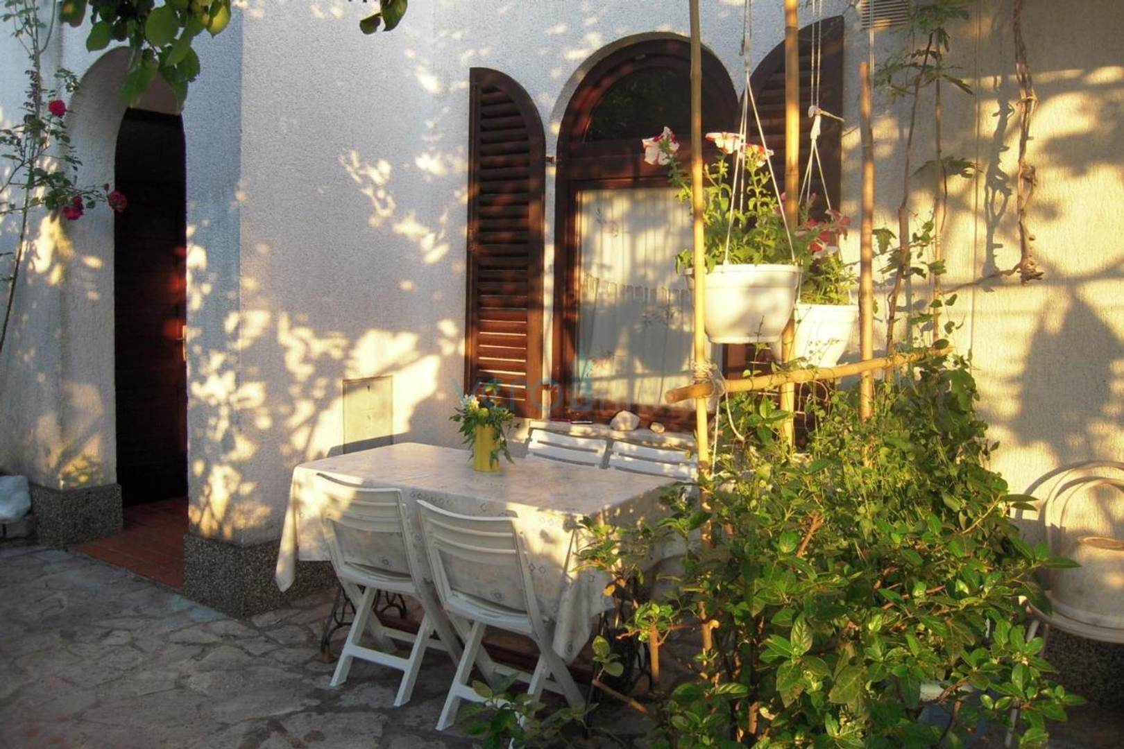 Island Krk, Malinska, Detached apartment house with 7 units, 450m to the sea, for sale