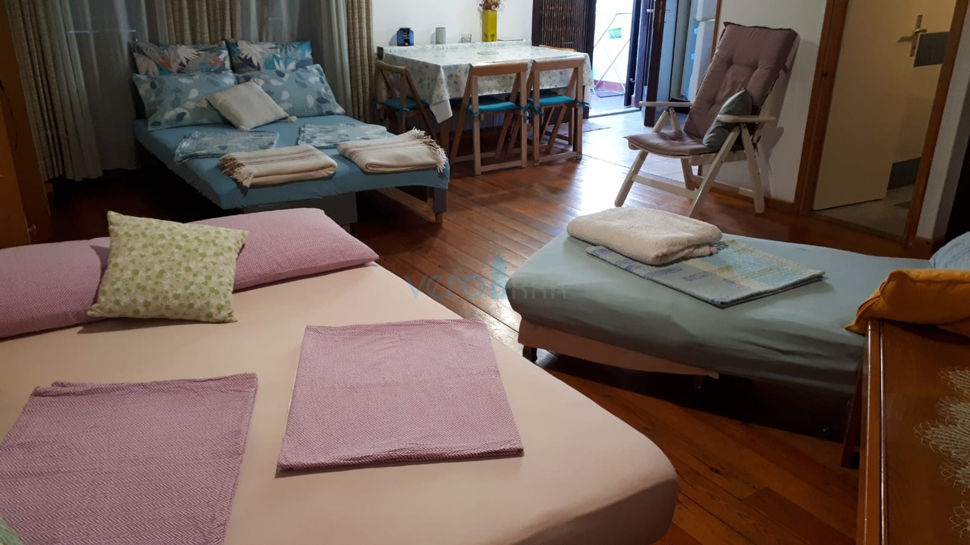 Island Krk, Malinska, Detached apartment house with 7 units, 450m to the sea, for sale