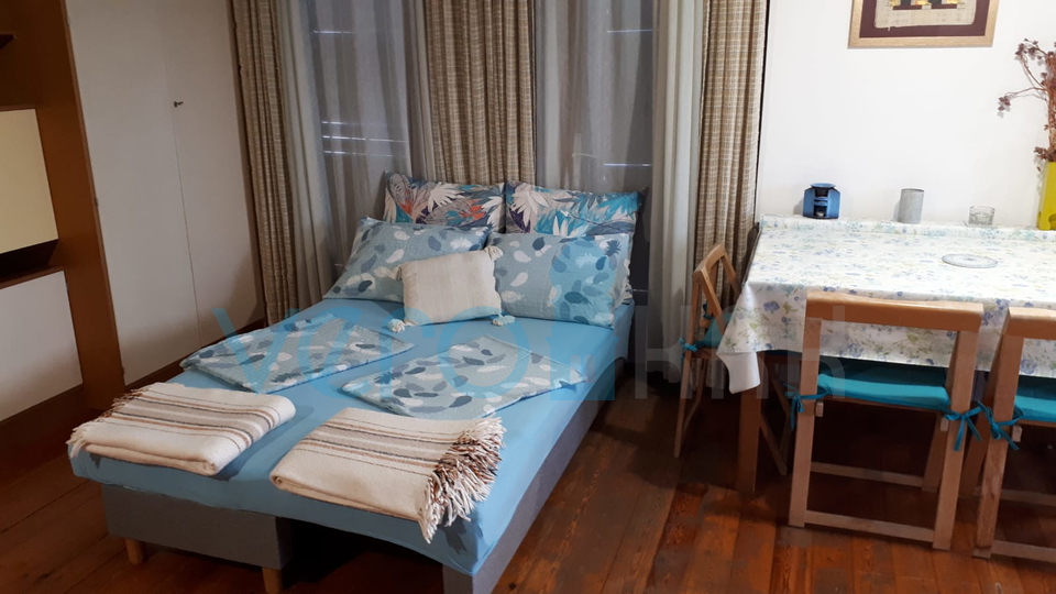 Otok Krk, Malinska Centar, Samostojeća apartmanska kuća sa 7 jedinica, 450 m do mora, prodaja