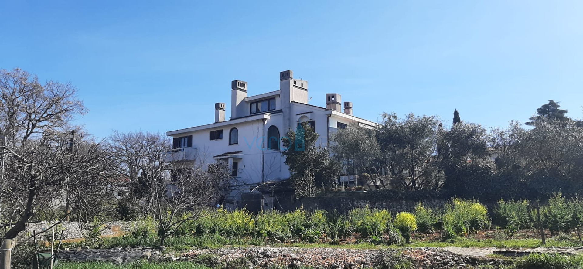 Island Krk, Malinska, Detached apartment house with 7 units, 450m to the sea, for sale