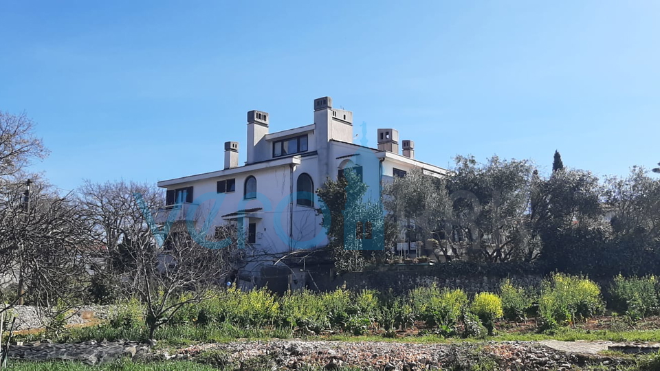 Otok Krk, Malinska Centar, Samostojeća apartmanska kuća sa 7 jedinica, 450 m do mora, prodaja