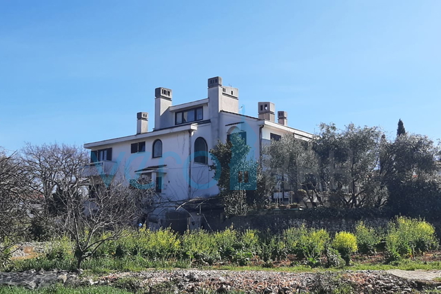 Otok Krk, Malinska Centar, Samostojeća apartmanska kuća sa 7 jedinica, 450 m do mora, prodaja