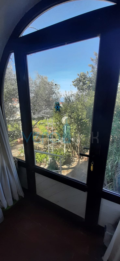 Island Krk, Malinska, Detached apartment house with 7 units, 450m to the sea, for sale