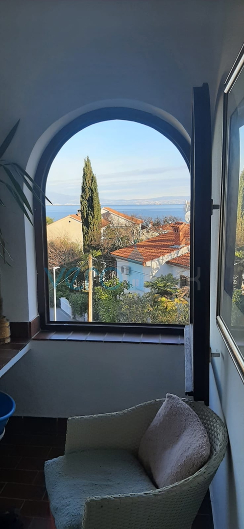 Island Krk, Malinska, Detached apartment house with 7 units, 450m to the sea, for sale