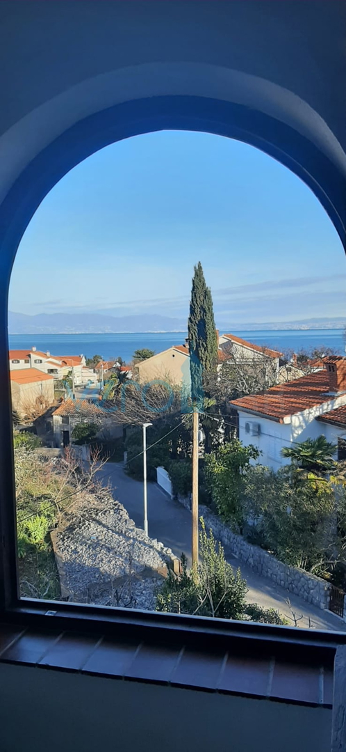 Island Krk, Malinska, Detached apartment house with 7 units, 450m to the sea, for sale