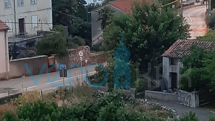 Otok Krk, Malinska Centar, Samostojeća apartmanska kuća sa 7 jedinica, 450 m do mora, prodaja