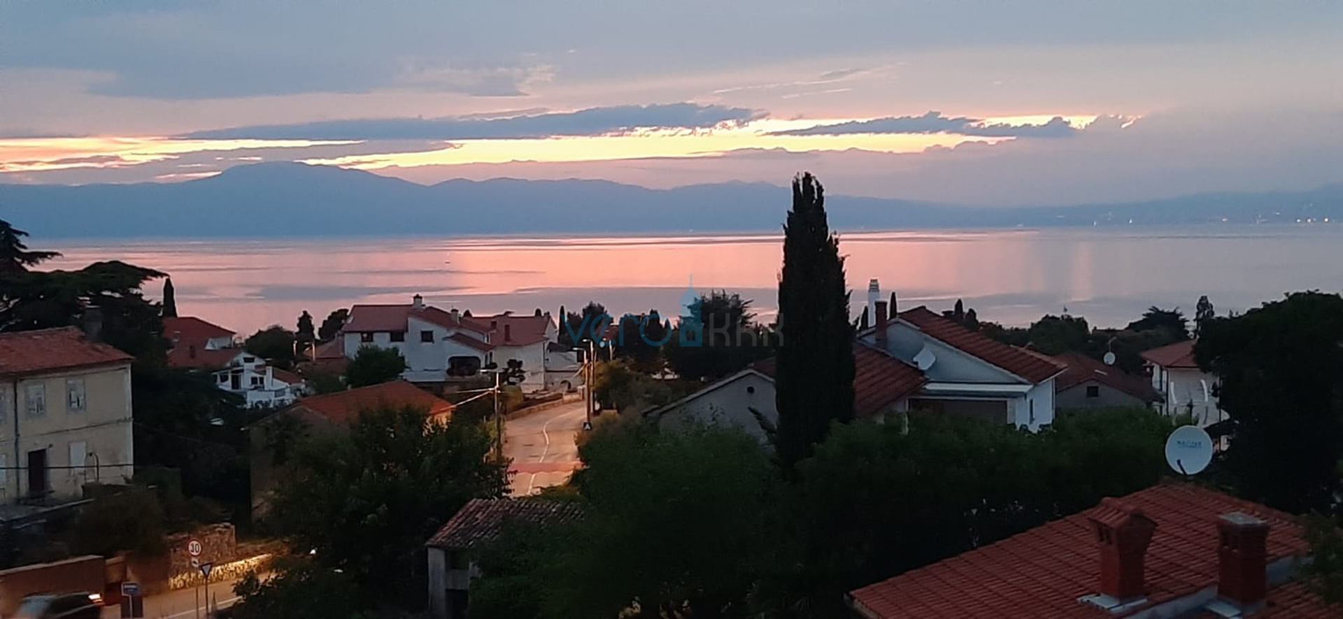 Island Krk, Malinska, Detached apartment house with 7 units, 450m to the sea, for sale
