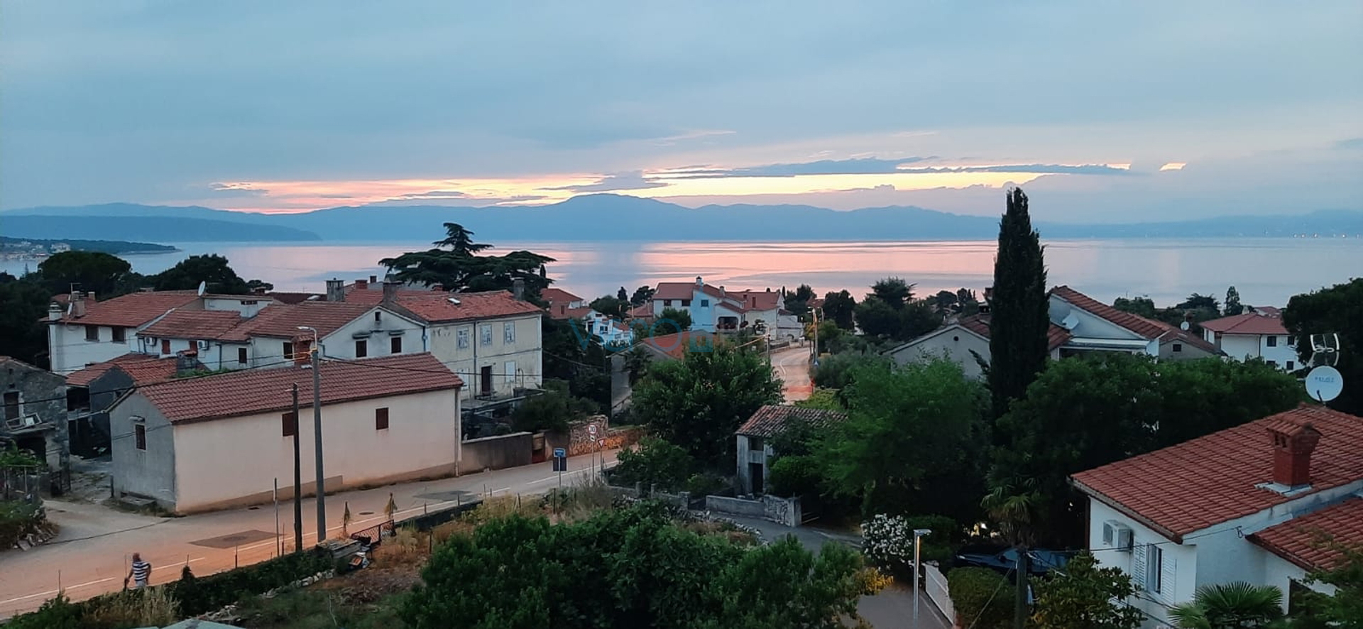 Island Krk, Malinska, Detached apartment house with 7 units, 450m to the sea, for sale
