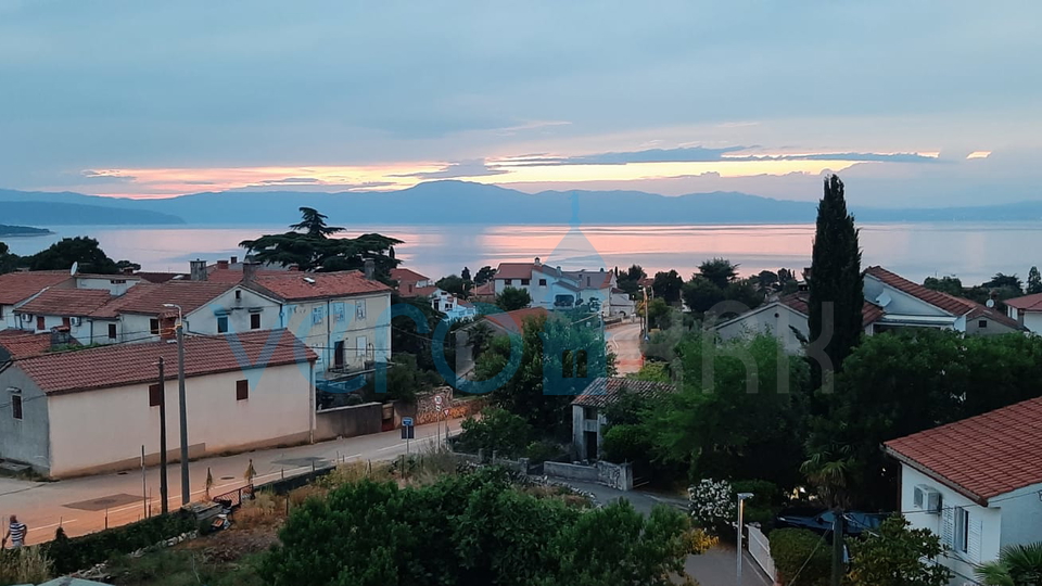 Otok Krk, Malinska Centar, Samostojeća apartmanska kuća sa 7 jedinica, 450 m do mora, prodaja