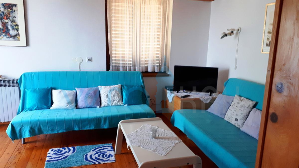 Otok Krk, Malinska Centar, Samostojeća apartmanska kuća sa 7 jedinica, 450 m do mora, prodaja