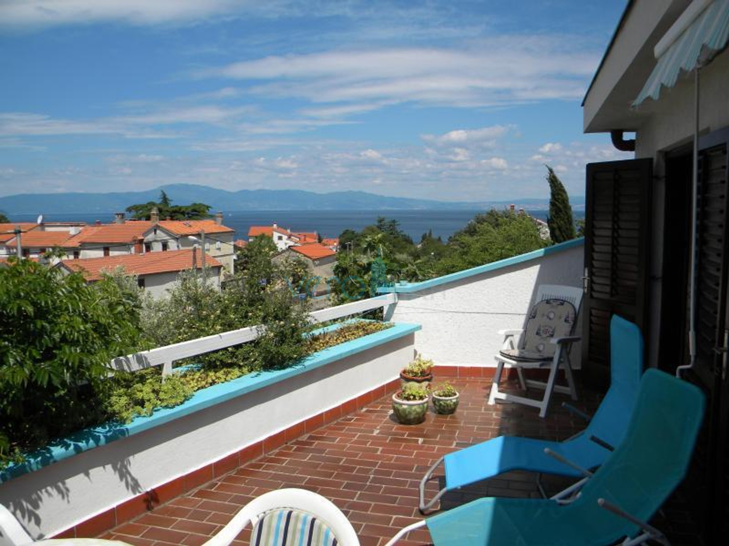 Island Krk, Malinska, Detached apartment house with 7 units, 450m to the sea, for sale