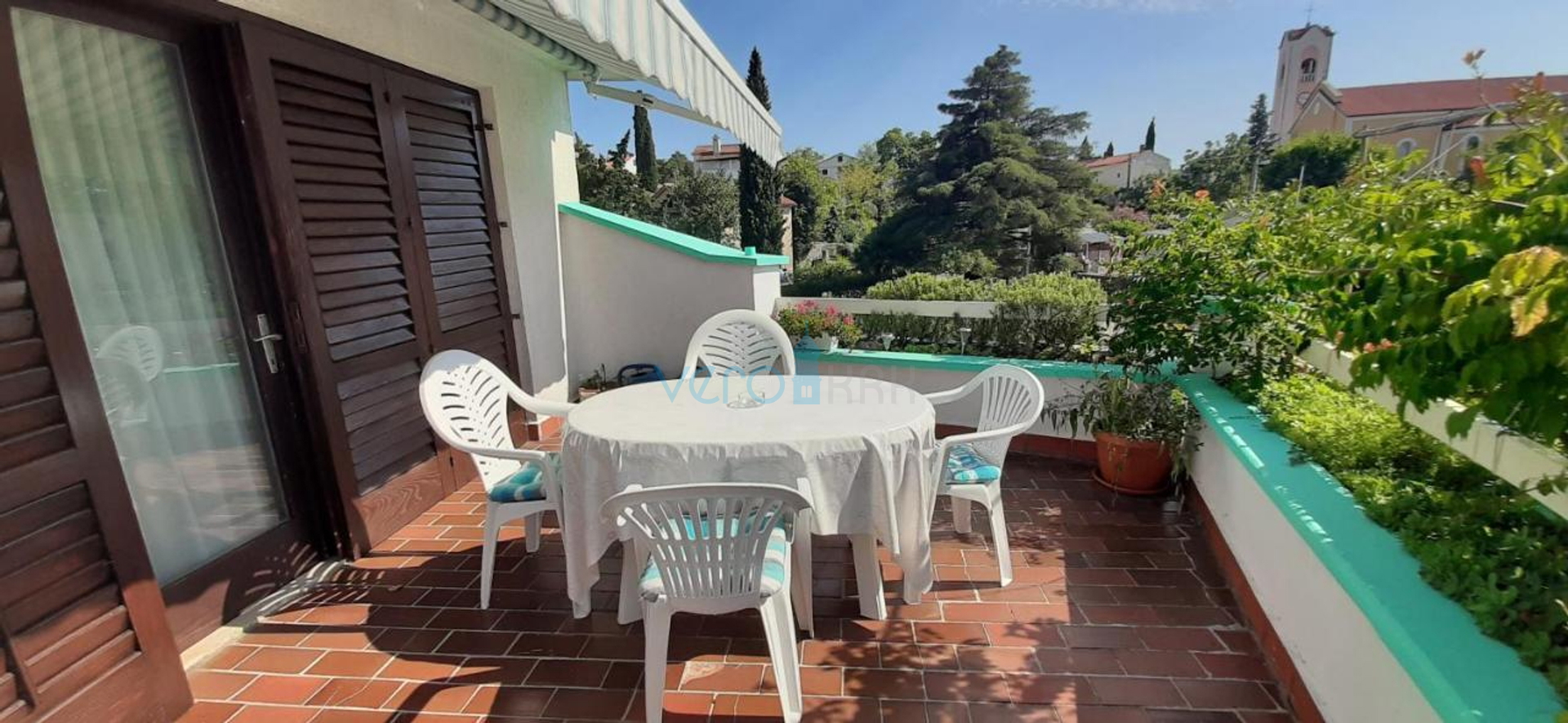 Island Krk, Malinska, Detached apartment house with 7 units, 450m to the sea, for sale
