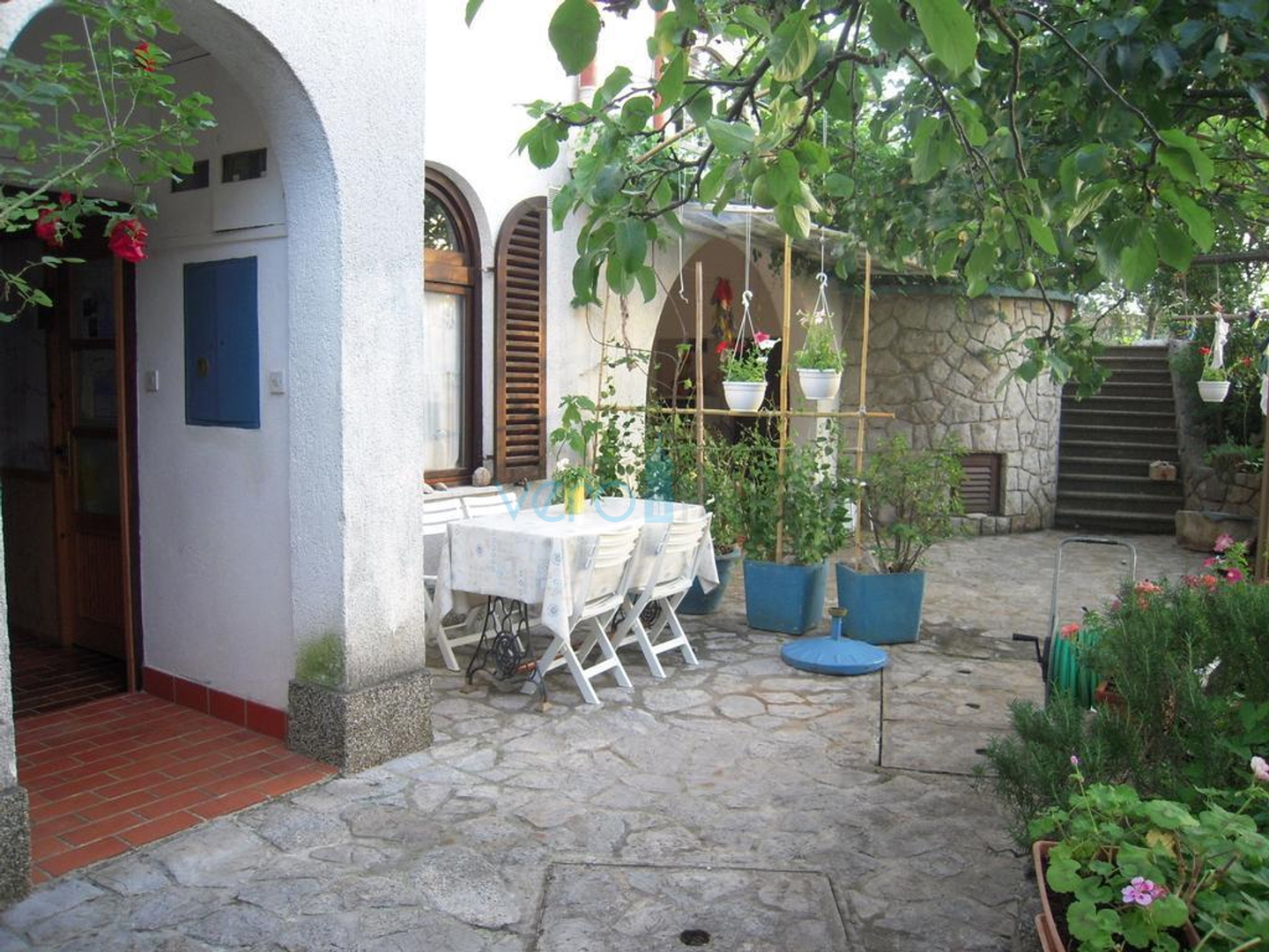 Island Krk, Malinska, Detached apartment house with 7 units, 450m to the sea, for sale