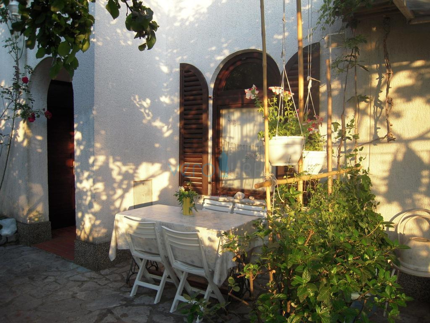 Island Krk, Malinska, Detached apartment house with 7 units, 450m to the sea, for sale