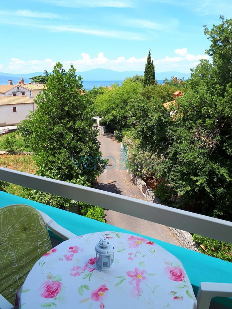 Island Krk, Malinska, Detached apartment house with 7 units, 450m to the sea, for sale
