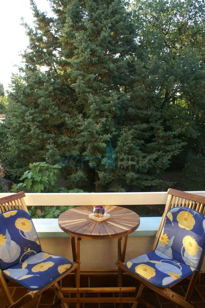 Island Krk, Malinska, Detached apartment house with 7 units, 450m to the sea, for sale