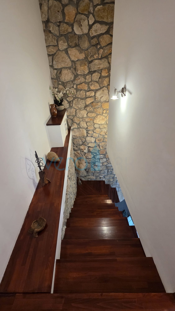 Otok Krk, Dobrinj, okolica, Renovirana kamena kuća sa bazenom, prodaja