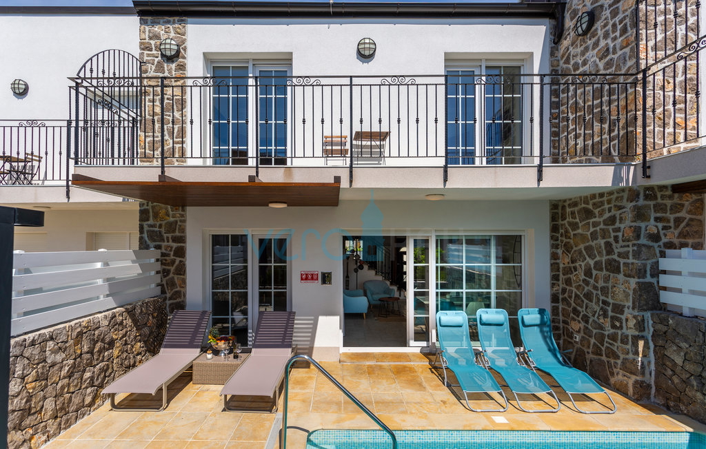 Otok Krk, Grad Krk, bliža okolica, kompleks tri vile u nizu sa bazenima na odličnoj lokaciji, pogled na more, prodaja