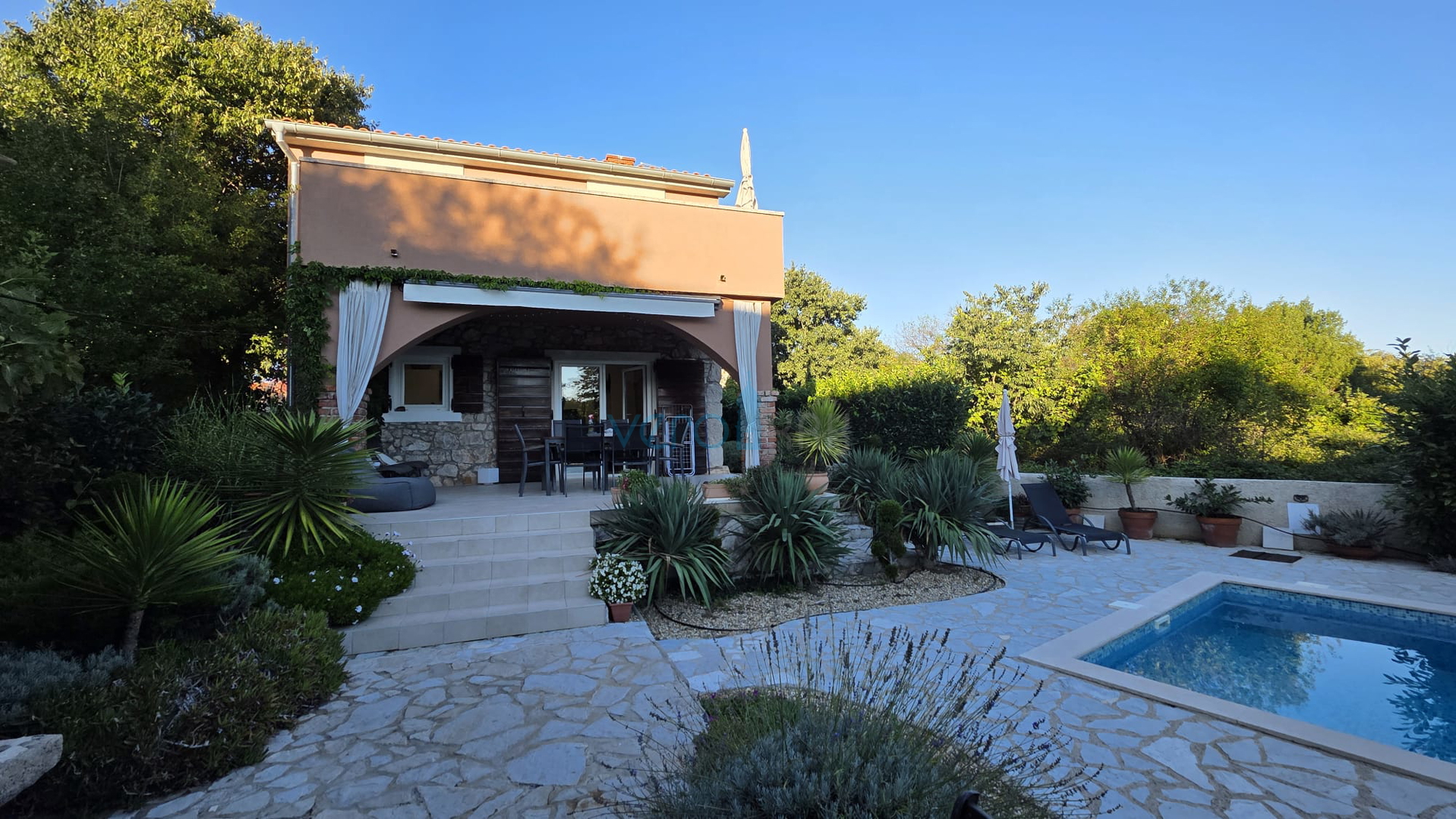 Otok Krk, Dobrinj, okolica, Renovirana kamena kuća sa bazenom, prodaja