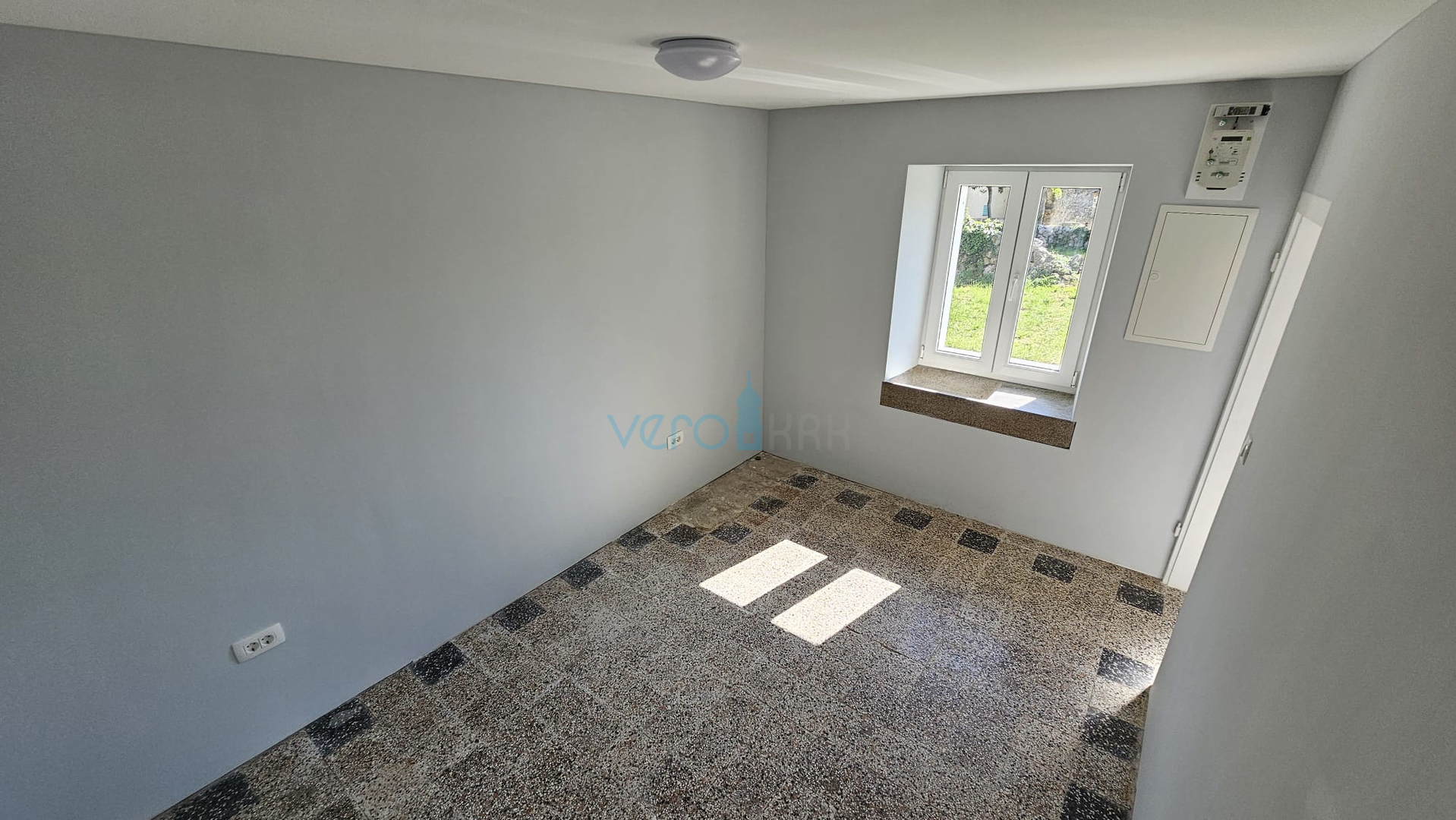 Otok Krk, grad Krk, šira okolica, renovirana kamena kuća u nizu krajnja, djelomičan pogled na more, prodaja