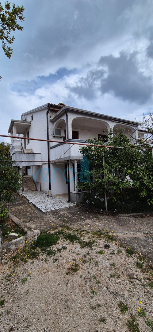 Grad Krk, otok Krk, dvojna kuća sa 3 apartmana, pogled, okućnica, prodaja