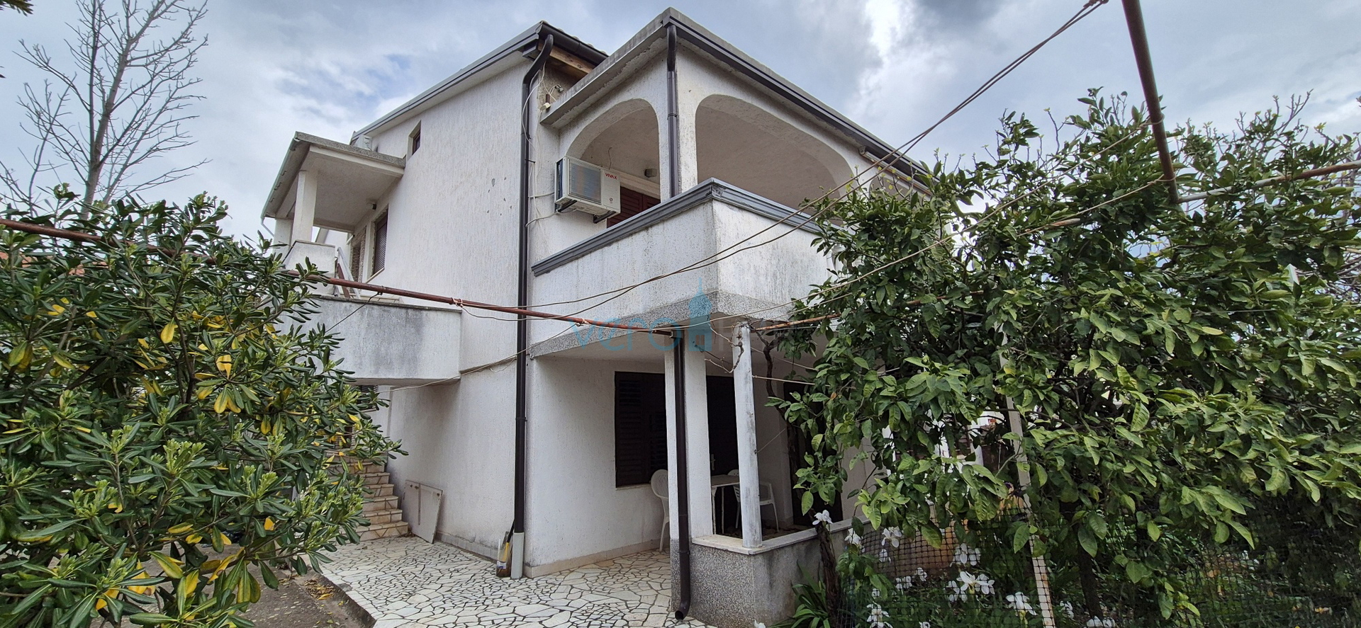 Grad Krk, otok Krk, dvojna kuća sa 3 apartmana, pogled, okućnica, prodaja