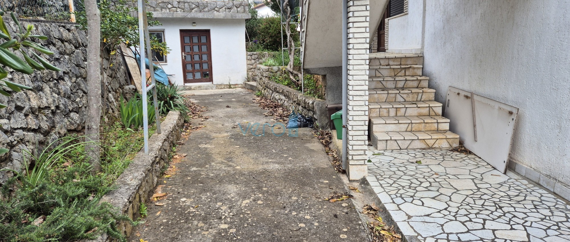 Grad Krk, otok Krk, dvojna kuća sa 3 apartmana, pogled, okućnica, prodaja