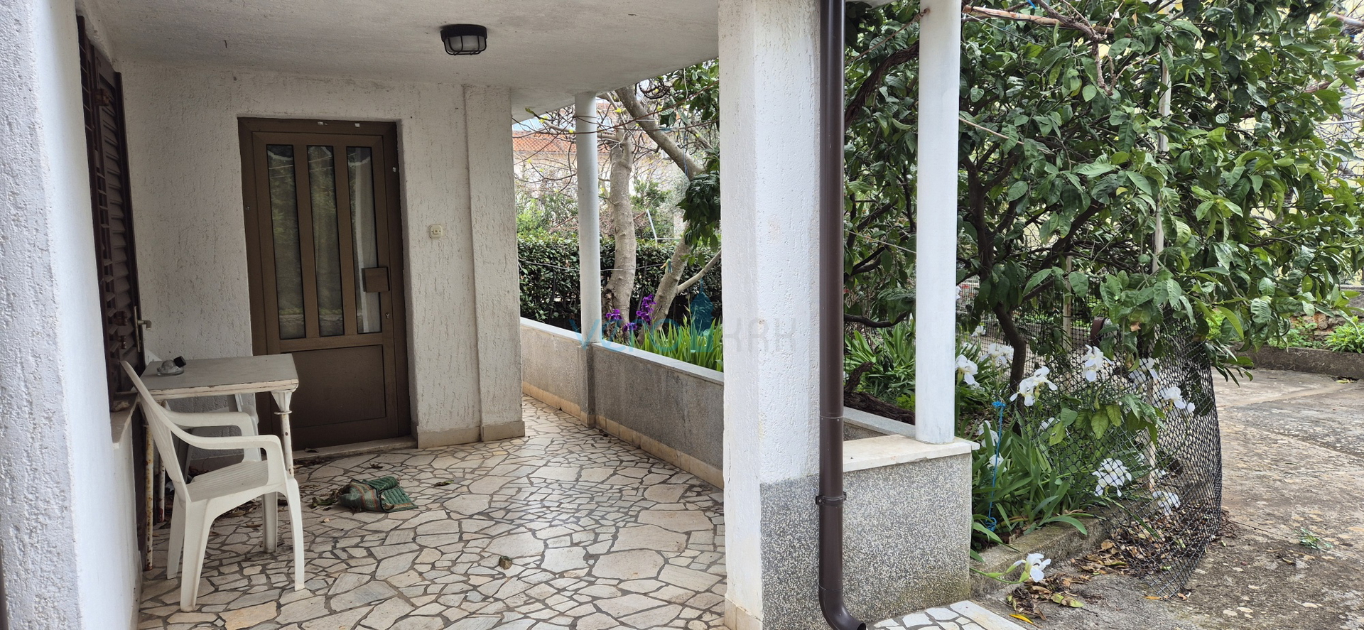 Grad Krk, otok Krk, dvojna kuća sa 3 apartmana, pogled, okućnica, prodaja