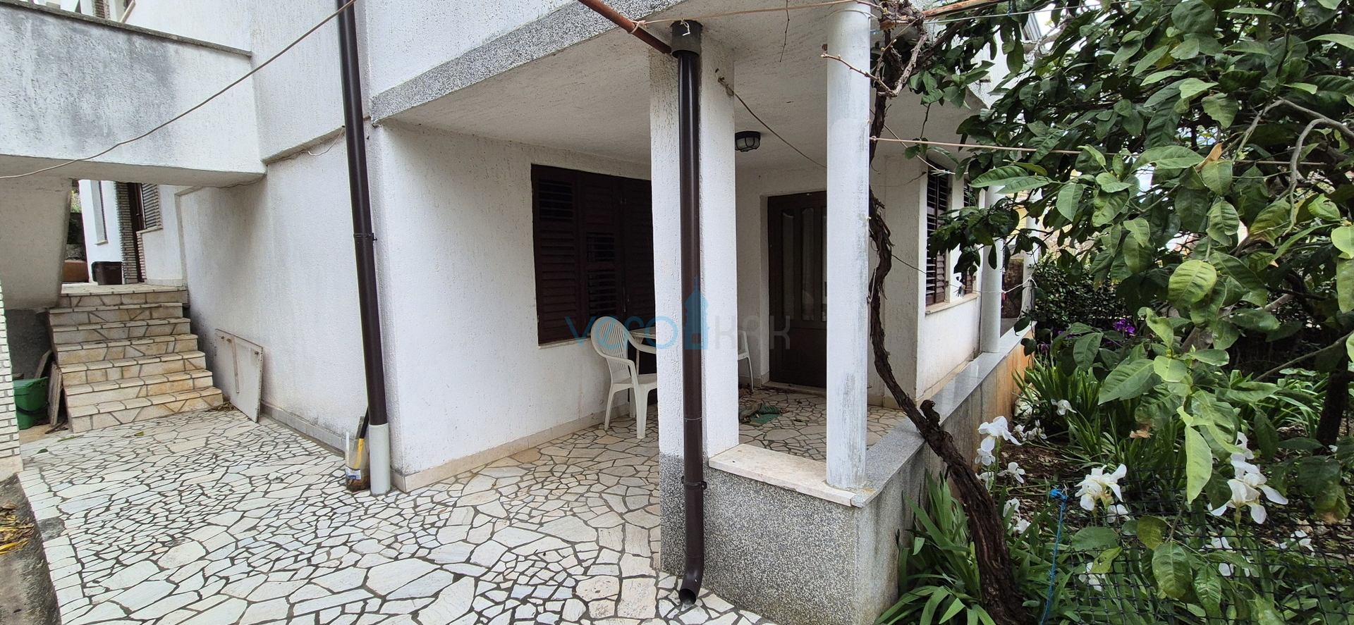 Grad Krk, otok Krk, dvojna kuća sa 3 apartmana, pogled, okućnica, prodaja