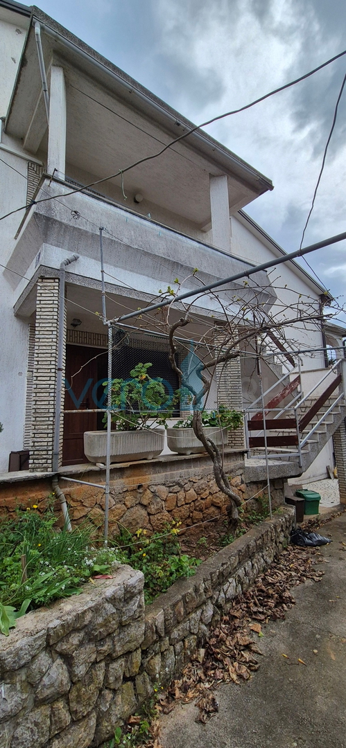 Grad Krk, otok Krk, dvojna kuća sa 3 apartmana, pogled, okućnica, prodaja