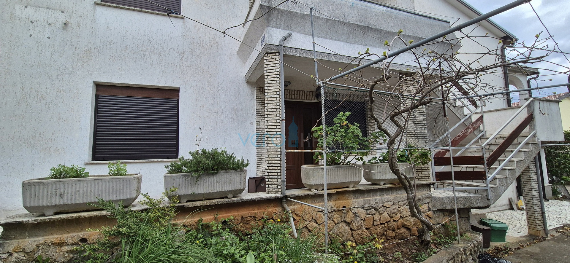 Grad Krk, otok Krk, dvojna kuća sa 3 apartmana, pogled, okućnica, prodaja