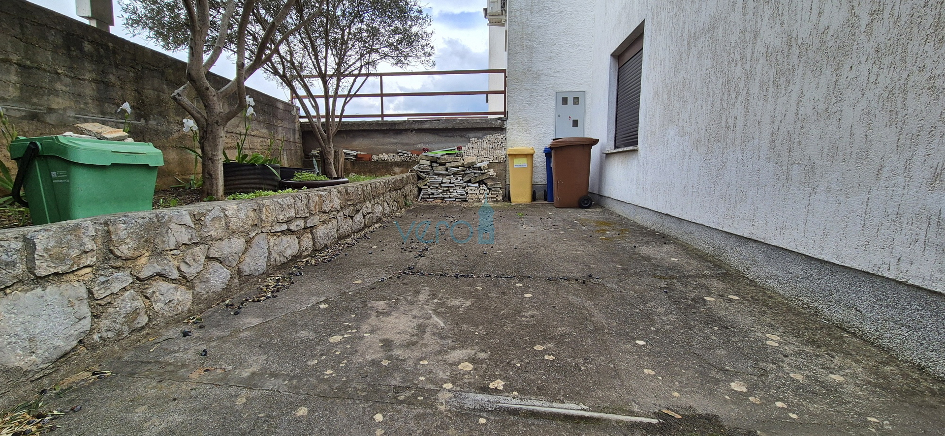 Grad Krk, otok Krk, dvojna kuća sa 3 apartmana, pogled, okućnica, prodaja