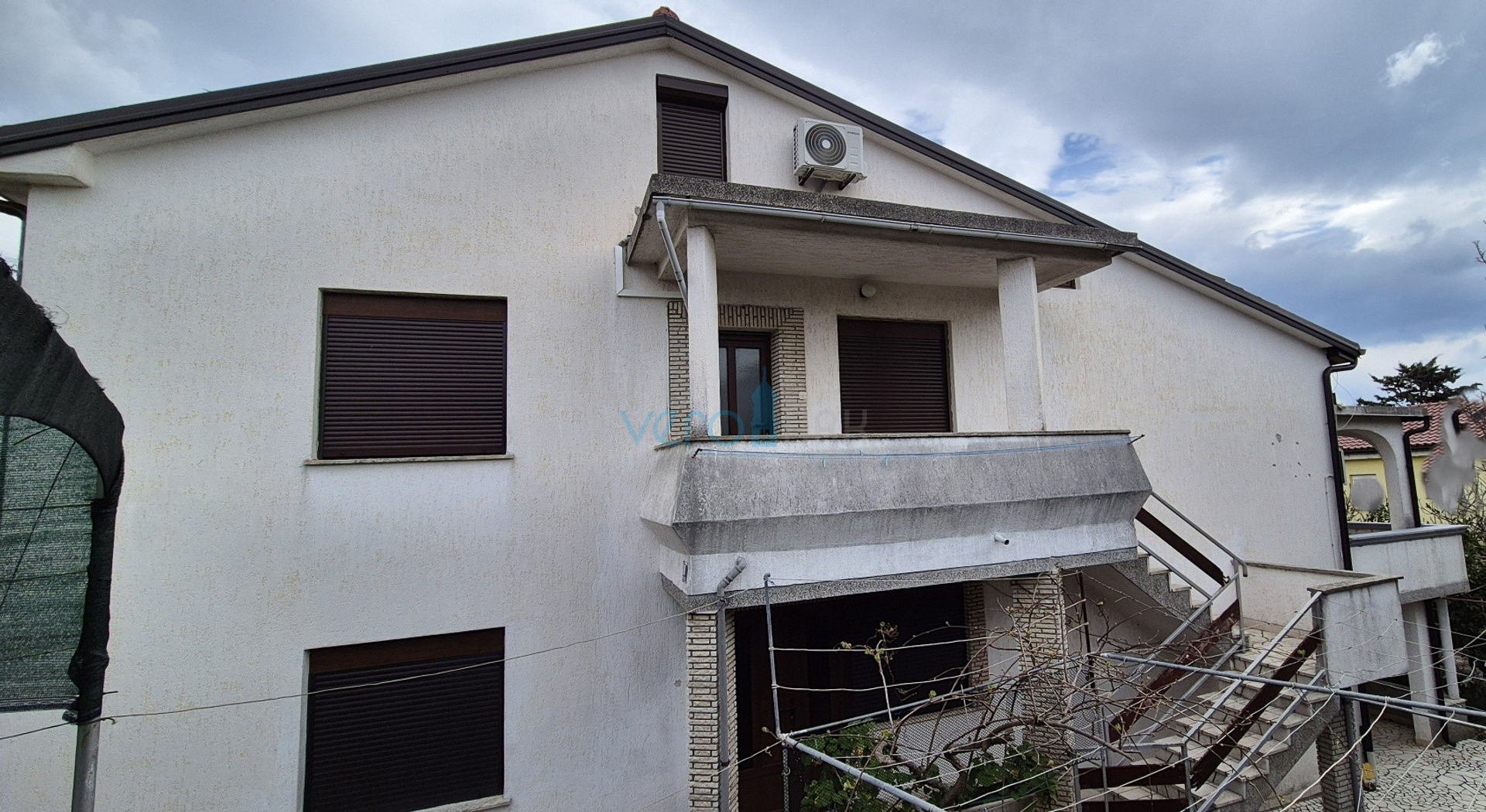 Grad Krk, otok Krk, dvojna kuća sa 3 apartmana, pogled, okućnica, prodaja