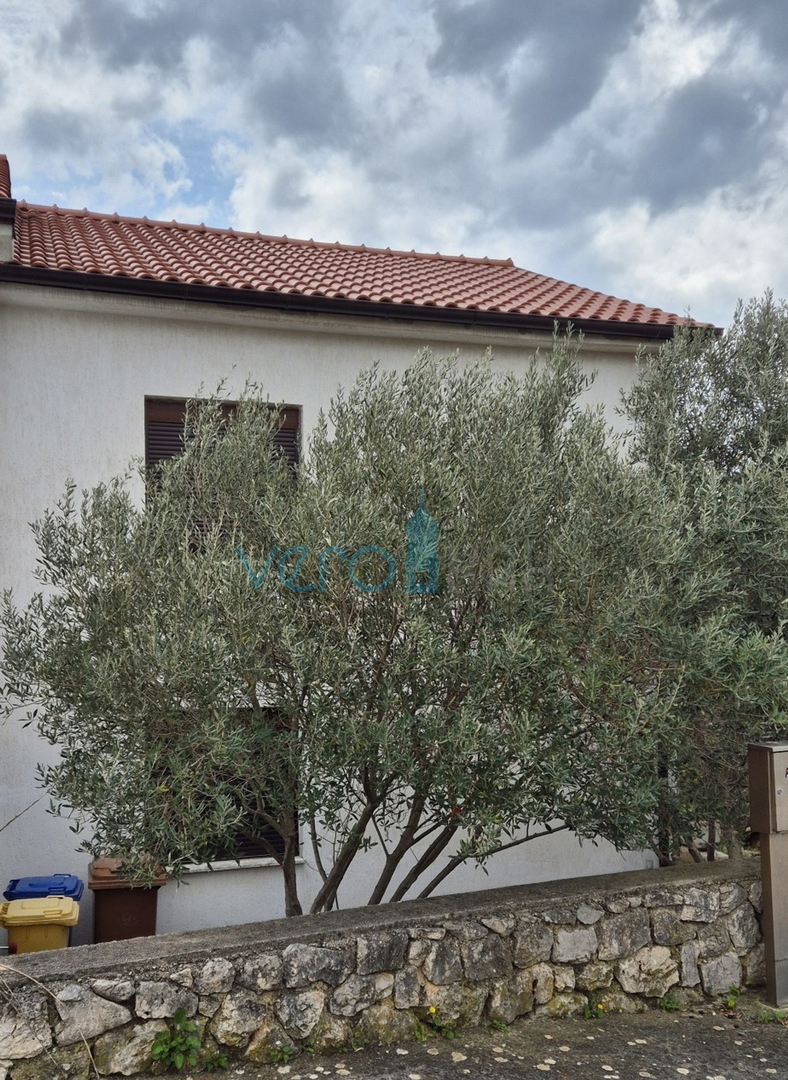 Grad Krk, otok Krk, dvojna kuća sa 3 apartmana, pogled, okućnica, prodaja