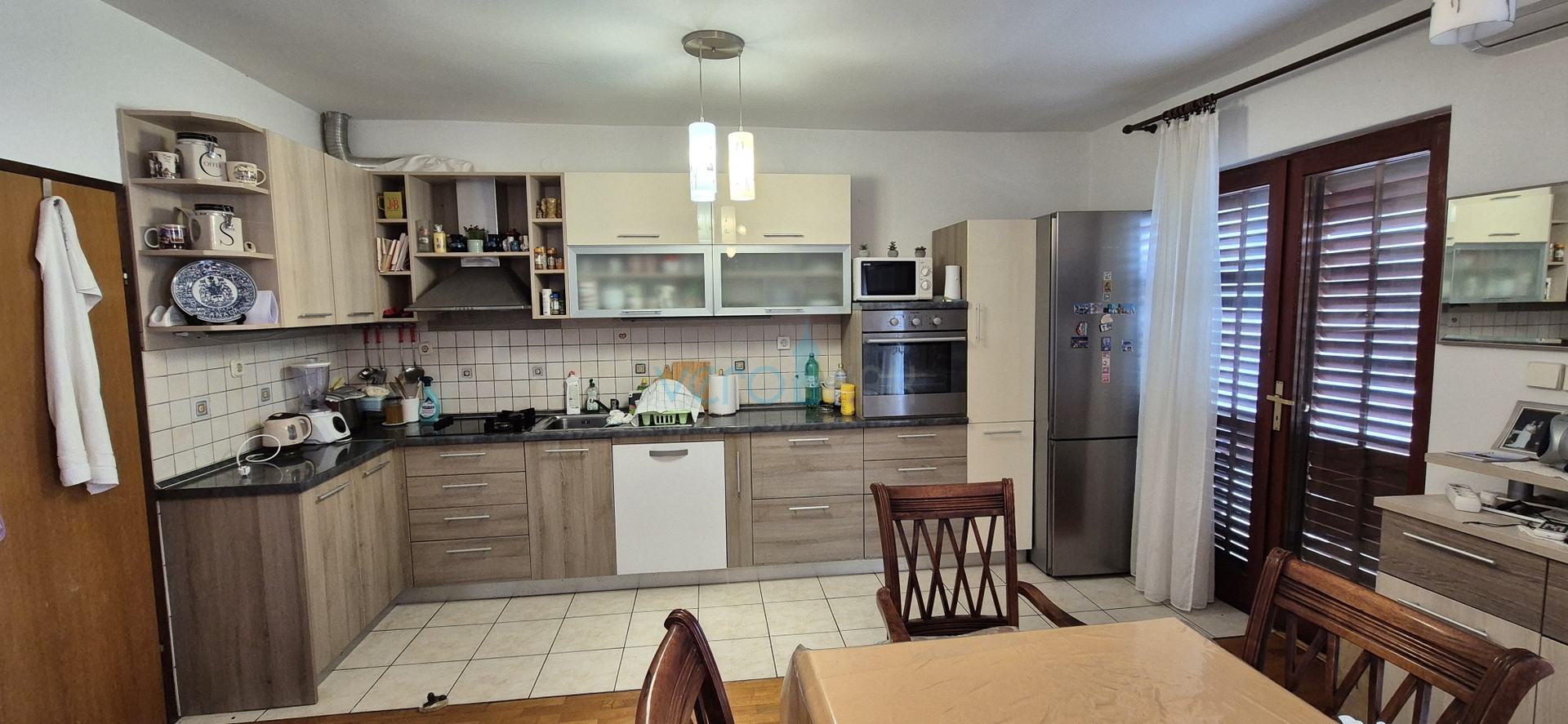 Grad Krk, otok Krk, dvojna kuća sa 3 apartmana, pogled, okućnica, prodaja