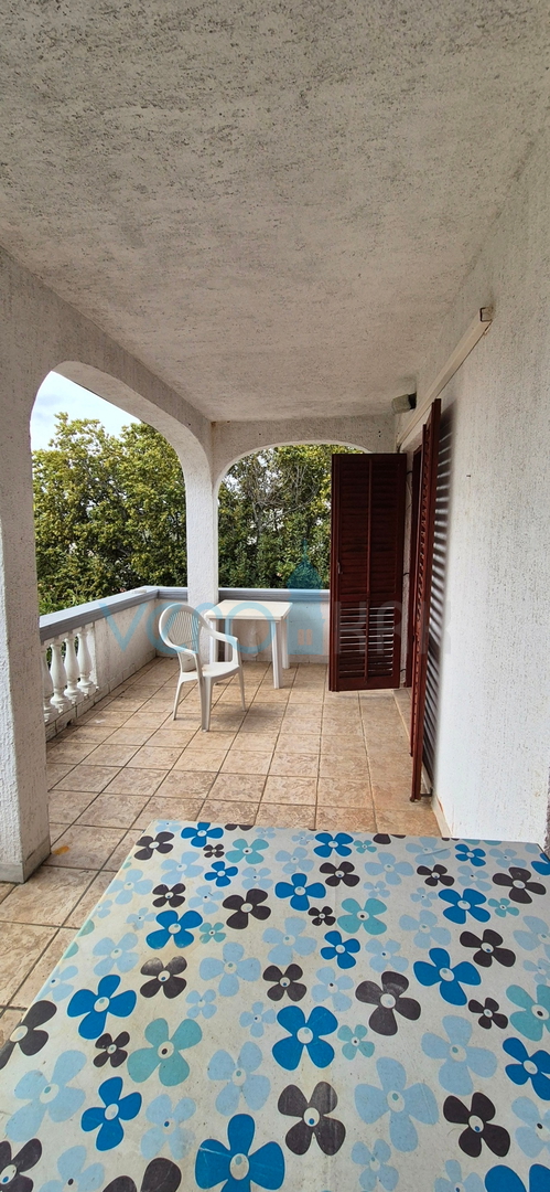 Grad Krk, otok Krk, dvojna kuća sa 3 apartmana, pogled, okućnica, prodaja