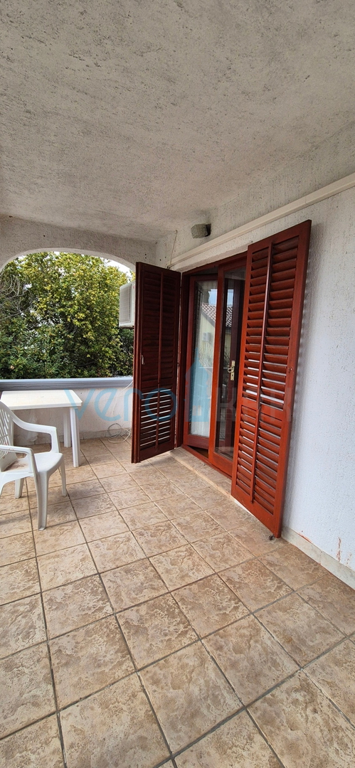 Grad Krk, otok Krk, dvojna kuća sa 3 apartmana, pogled, okućnica, prodaja