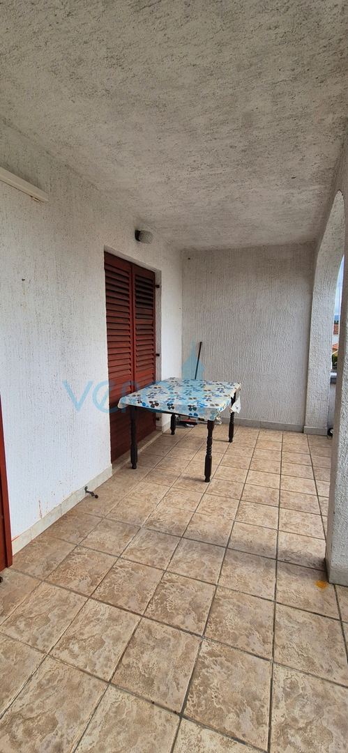 Grad Krk, otok Krk, dvojna kuća sa 3 apartmana, pogled, okućnica, prodaja