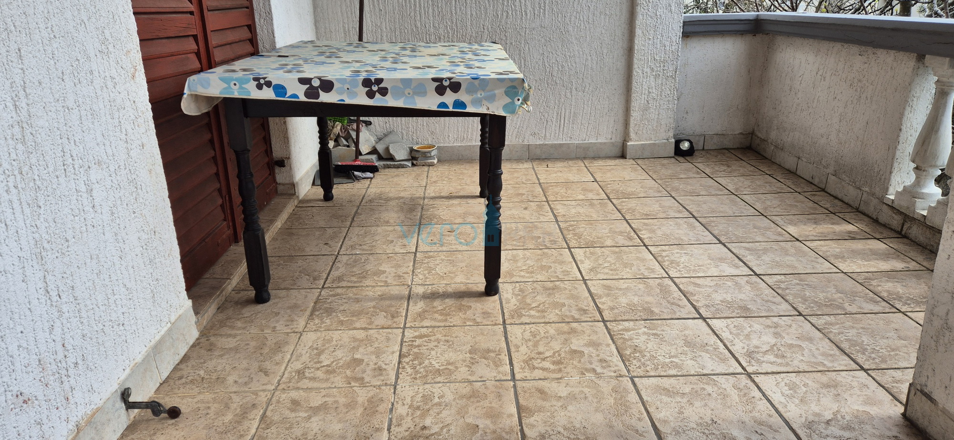 Grad Krk, otok Krk, dvojna kuća sa 3 apartmana, pogled, okućnica, prodaja