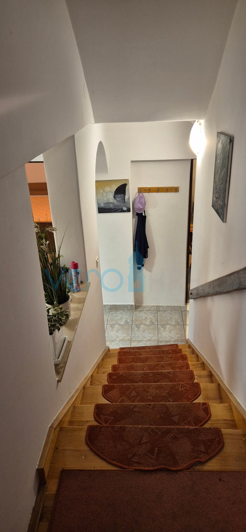 Grad Krk, otok Krk, dvojna kuća sa 3 apartmana, pogled, okućnica, prodaja