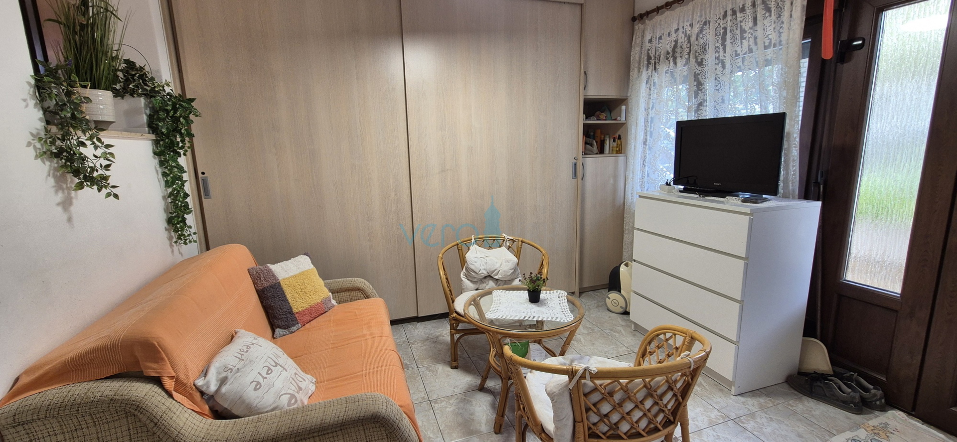 Grad Krk, otok Krk, dvojna kuća sa 3 apartmana, pogled, okućnica, prodaja