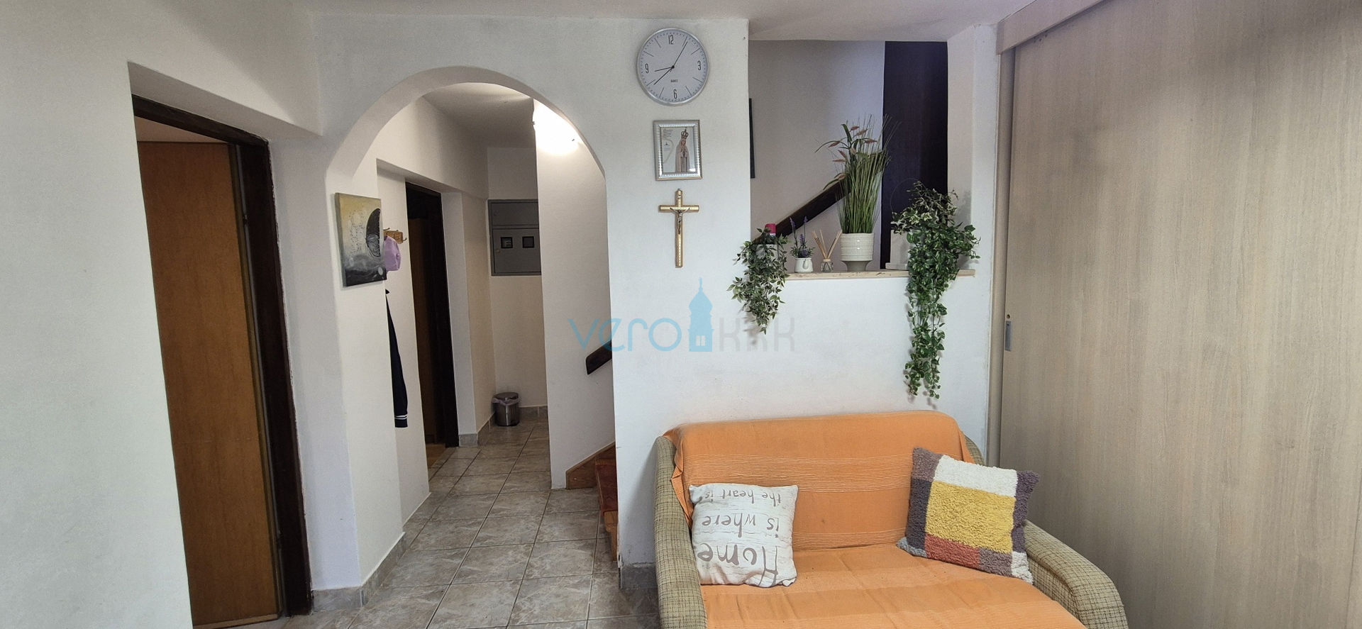 Grad Krk, otok Krk, dvojna kuća sa 3 apartmana, pogled, okućnica, prodaja