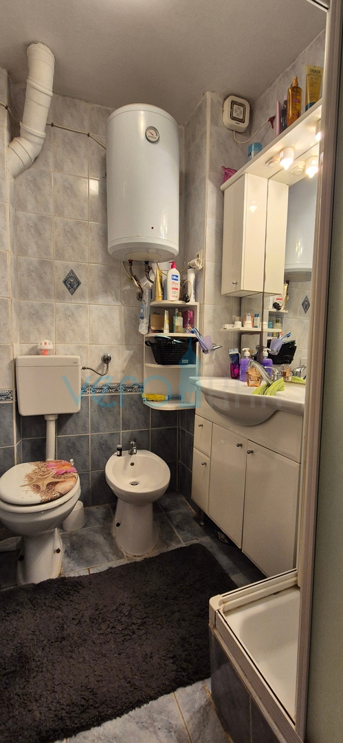 Grad Krk, otok Krk, dvojna kuća sa 3 apartmana, pogled, okućnica, prodaja