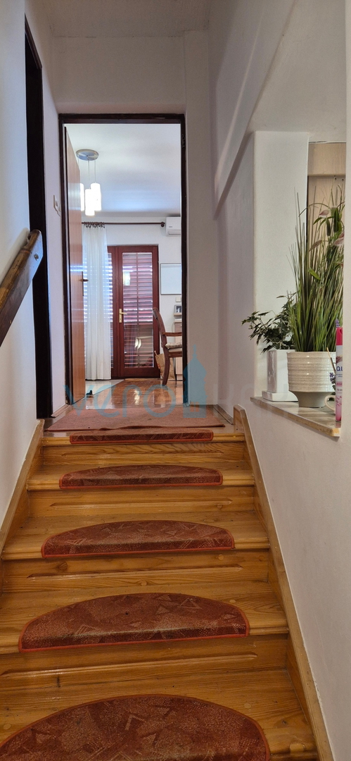 Grad Krk, otok Krk, dvojna kuća sa 3 apartmana, pogled, okućnica, prodaja